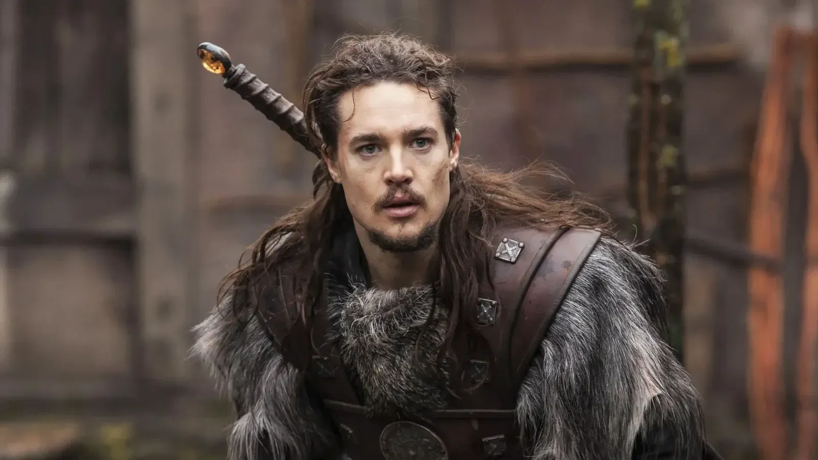  Personagem Uhtred interpretado pelo ator Alexander Dreymond na série The Last Kingdom