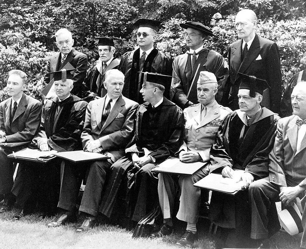 Condecoração de grau honorário em Harvard a Oppenheimer (esquerda)em 1947